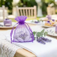 Organzasäckchen mit Lavendelmotiv als dekorative Geschenkverpackung auf dem Gartentisch