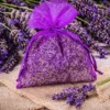 Organzasäckchen vor violetten Blüten als dekorative Verpackung