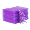 Stapel aus violetten Organzasäckchen für Geschenkverpackung und Präsentverpackung