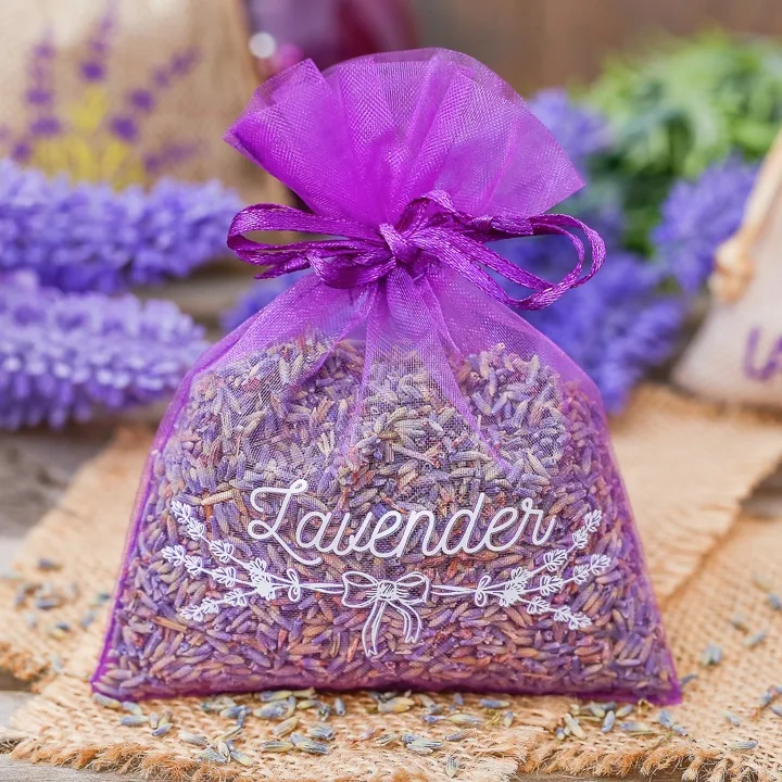 Organzasäckchen mit getrocknetem Lavendel als Lavendelbeutel zur Duftanwendung