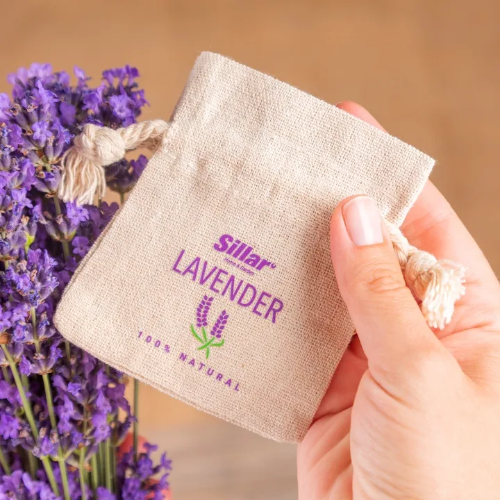 Kleiner Leinenbeutel mit Sillar-Logo, gefüllt mit echtem Lavendel als Werbegeschenk.