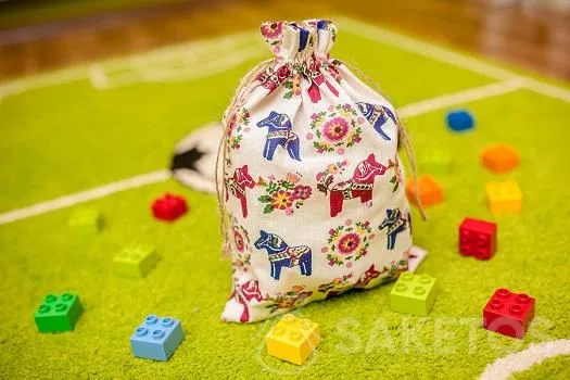 Spielzeugbeutel für Bausteine und Kinderspielzeug im Kinderzimmer